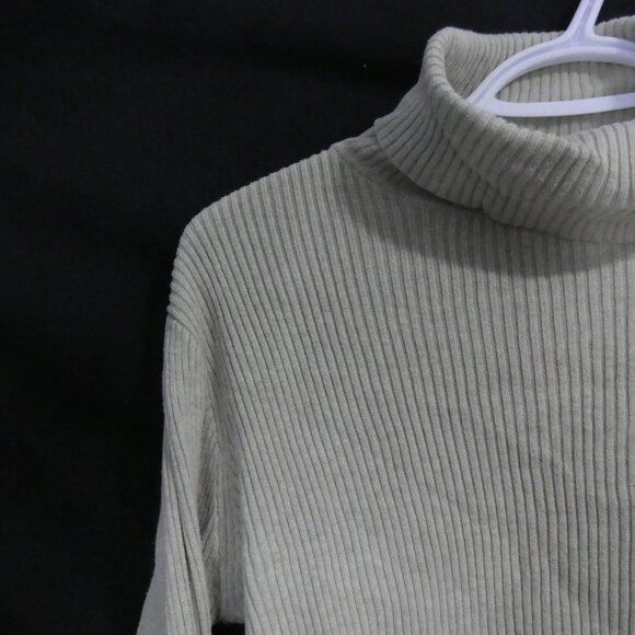 GAP | medium | Light Green Ribbed Turtleneck Sweater - Picture 3 of 15